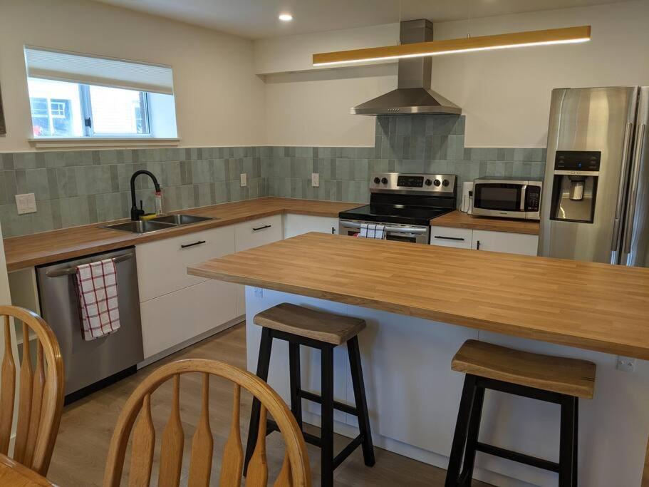 Bright Modern 1Br Suite In Sooke Village Core Экстерьер фото