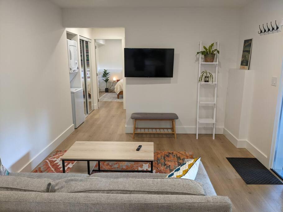 Bright Modern 1Br Suite In Sooke Village Core Экстерьер фото