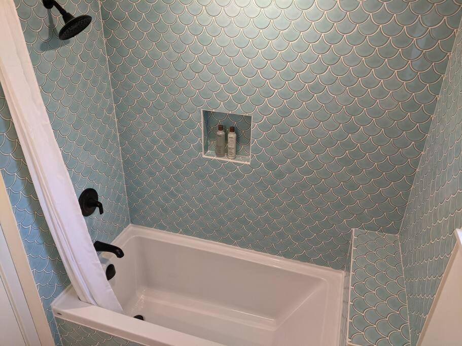 Bright Modern 1Br Suite In Sooke Village Core Экстерьер фото